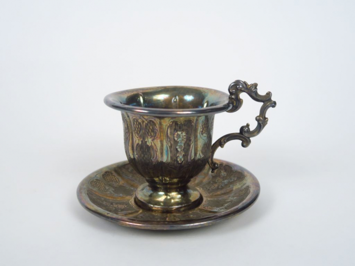 Tasse et sous-tasse en argent, poinçon Minerve.  Poids. 100 gr