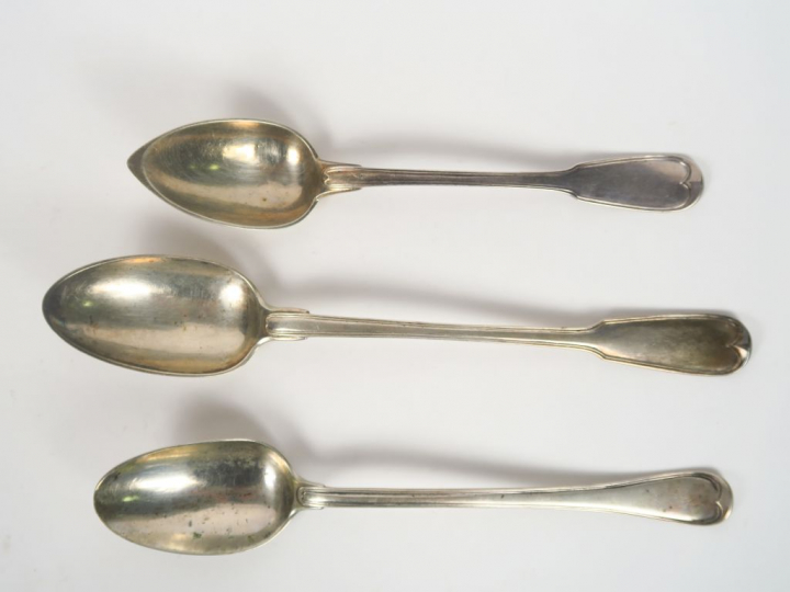 Trois différentes cuillères à ragout en argent dont une XVIIIème.  Poi