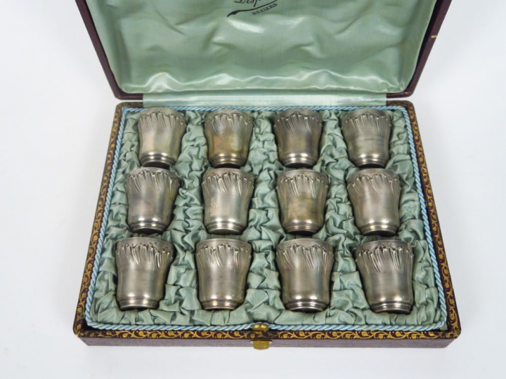 Douze verres à liqueur de style rocaille en argent.  Poids. 168 gr
