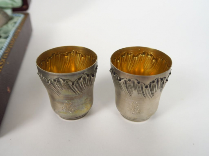 Douze verres à liqueur de style rocaille en argent.  Poids. 168 gr