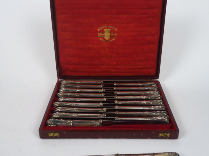 FROMENT MEURICE.  Dix-huit  grands couteaux manche en argent fourré po