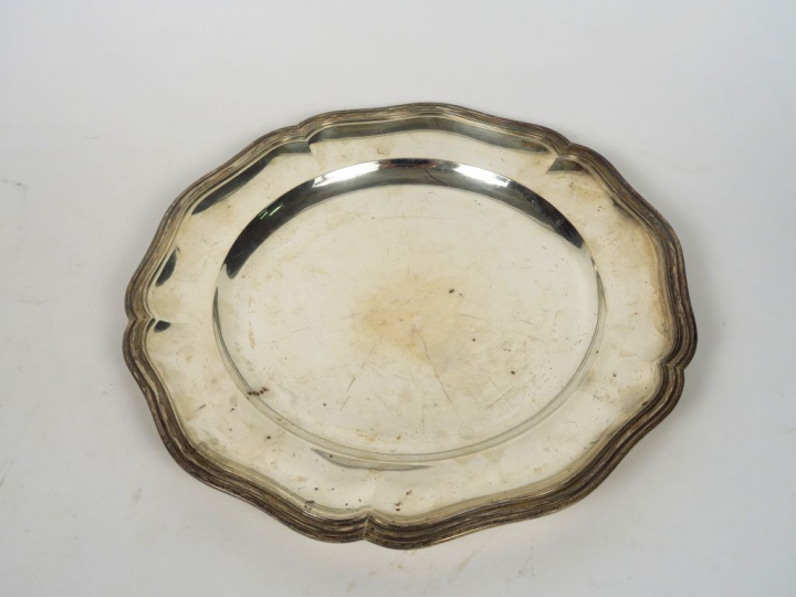 Jatte ronde de style Louis XV en argent, poinçon Minerve.  Poids. 950 