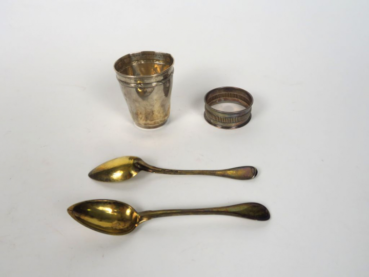 Lot comprenant :  - une timbale et un rond de serviette en argent, poi