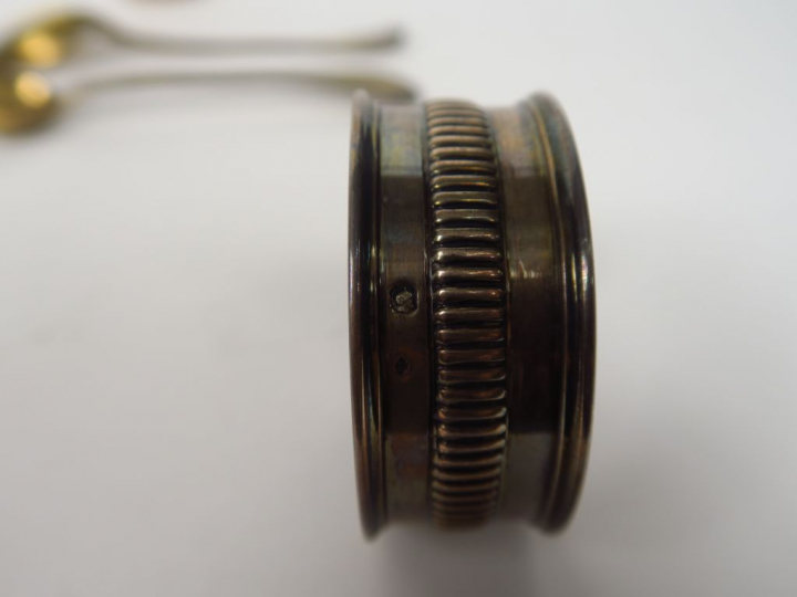 Lot comprenant :  - une timbale et un rond de serviette en argent, poi