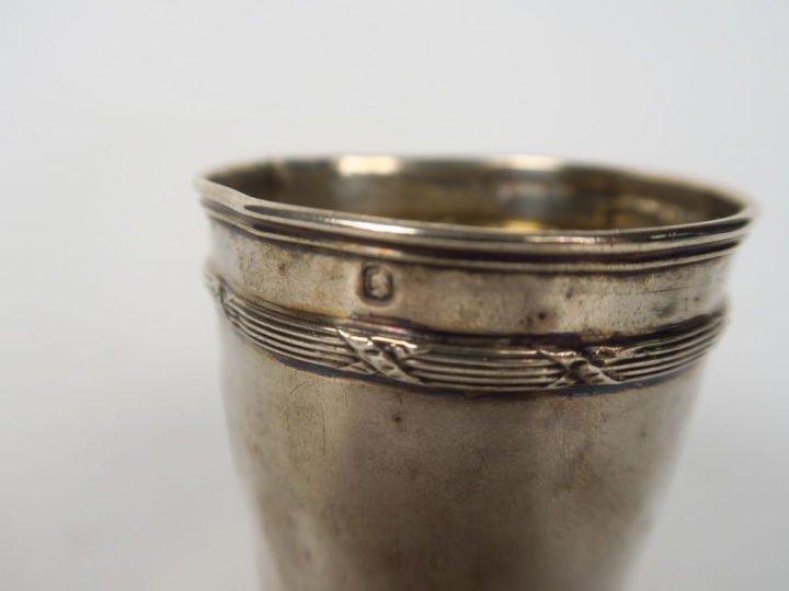 Lot comprenant :  - une timbale et un rond de serviette en argent, poi