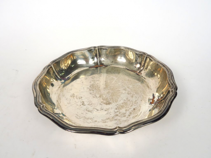 Plat creux de style Louis XV en argent, poinçon Minerve, modèle à file