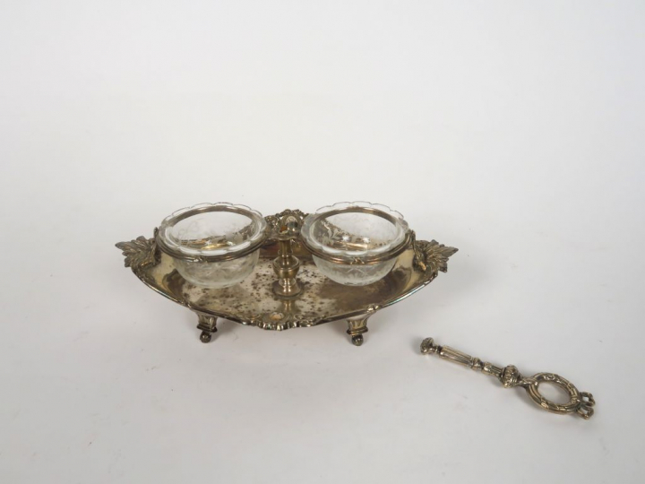 Monture d'huilier de style Louis XVI en argent, poinçon Minerve. M.O :