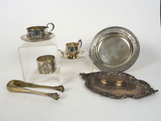 Vente aux enchères Lot comprenant :  - une tasse et sa sous-tasse en argent poinçon Miner