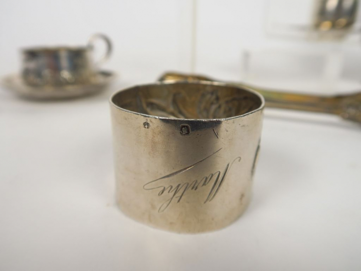 Lot comprenant :  - une tasse et sa sous-tasse en argent poinçon Miner