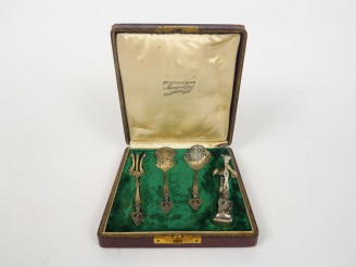 Vente aux enchères Nécessaire à douceur en argent poinçon Minerve. Dans son coffret. Poid
