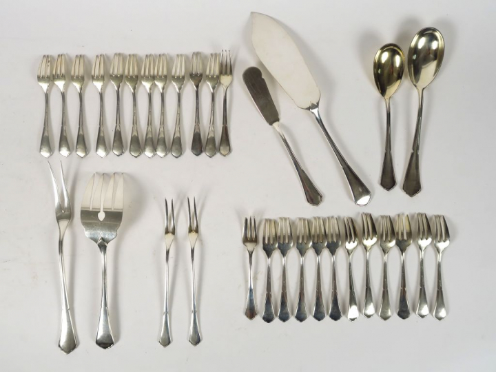 Douze fourchettes à gateaux et douze fourchettes à huitre, pelle à gat