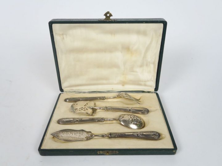 Nécessaire à douceur en argent, poincon Minerve. Dans son coffret. Poi