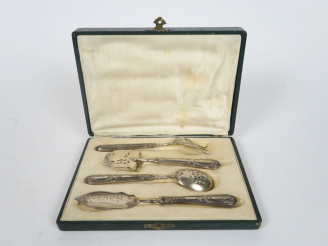 Vente aux enchères Nécessaire à douceur en argent, poincon Minerve. Dans son coffret. Poi