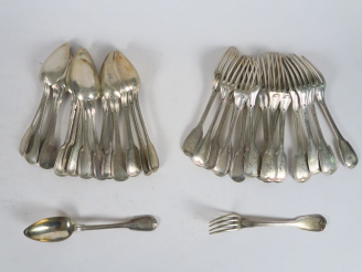 Vente aux enchères Dix-sept grands couverts en argent, poinçon Minerve, modèle à filet. P