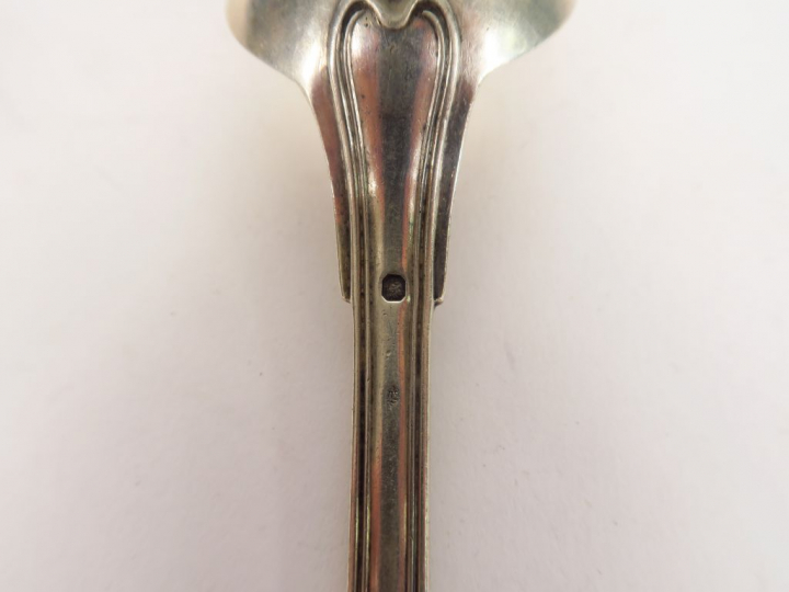 Dix-sept grands couverts en argent, poinçon Minerve, modèle à filet. P