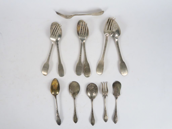 Trois couverts et une fourchette en argent, modèle uniplat, poinçons d