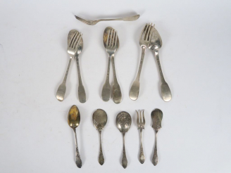 Vente aux enchères Trois couverts et une fourchette en argent, modèle uniplat, poinçons d