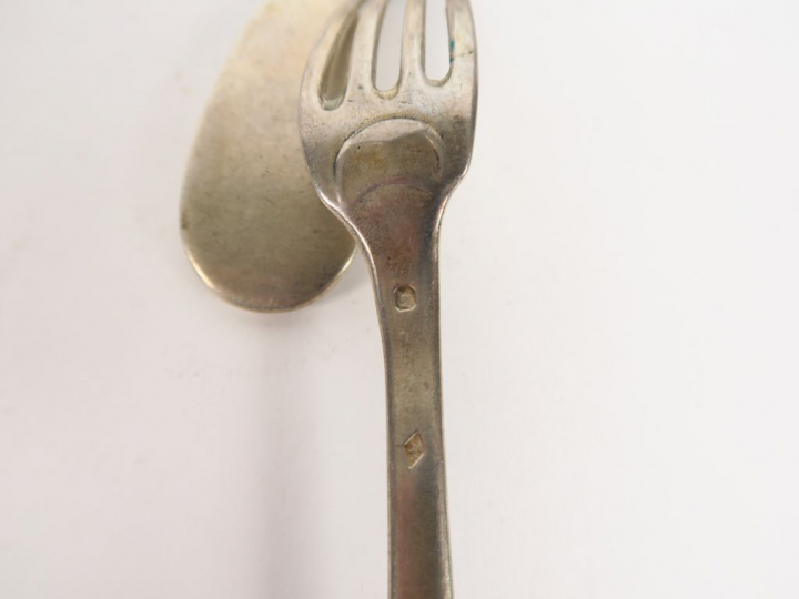 Trois couverts et une fourchette en argent, modèle uniplat, poinçons d