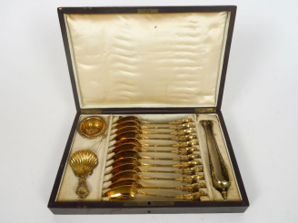 Vente aux enchères Service à thé en vermeil, poinçon Minerve.  Comprenant 12 cuillères, u