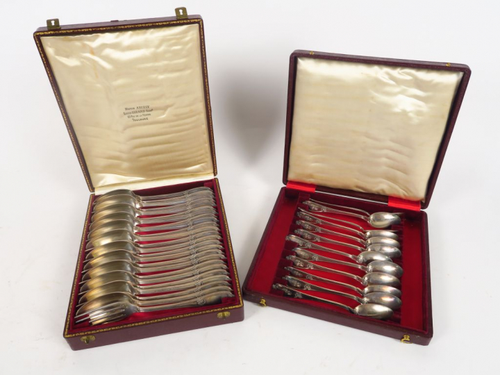 Douze couverts à entremets et douze cuillères à café Napoléon III en a