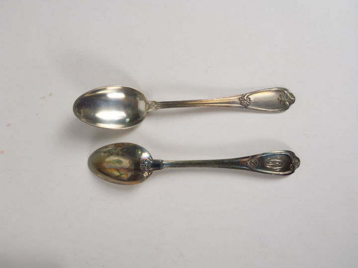 Douze couverts à entremets et douze cuillères à café Napoléon III en a