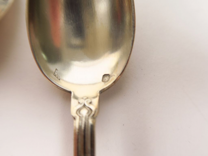 Douze couverts à entremets et douze cuillères à café Napoléon III en a