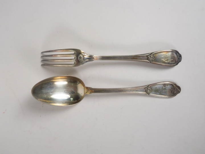 Douze couverts à entremets et douze cuillères à café Napoléon III en a