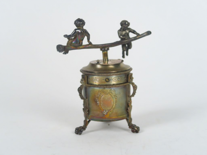 Poivrier Napoléon III de style Louis XVI en argent, poinçon Minerve, à