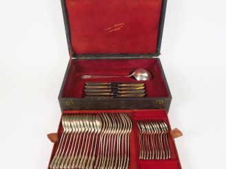 Vente aux enchères Dans un coffret, partie de ménagère de style Louis XVI en argent, poin