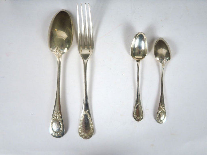 Dans un coffret, partie de ménagère de style Louis XVI en argent, poin