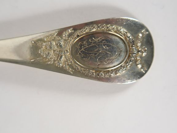 Dans un coffret, partie de ménagère de style Louis XVI en argent, poin