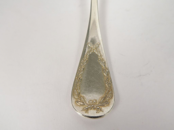 Dans un coffret, partie de ménagère de style Louis XVI en argent, poin