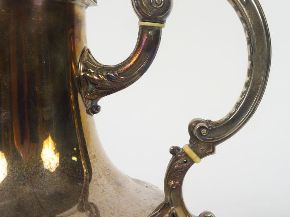 Cafetière et sucrier Napoléon III en argent, poinçon Minerve, à décor 