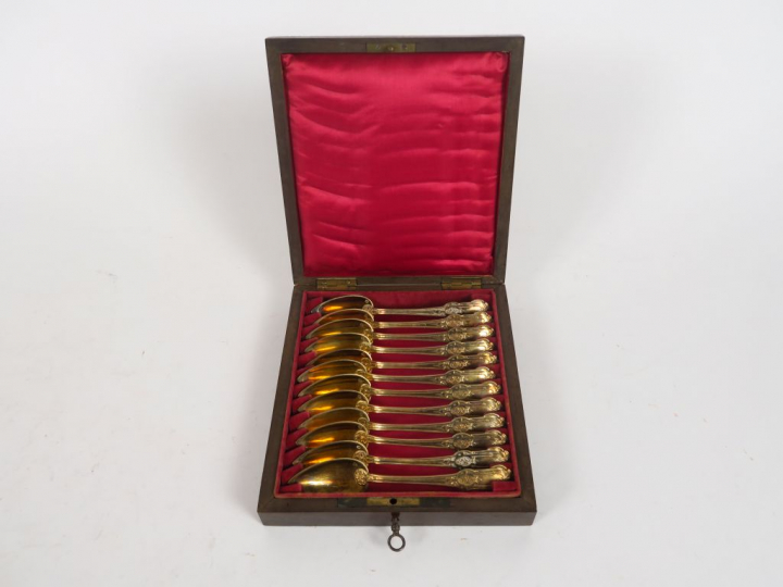 Douze cuillères à café Napoléon III en vermeil, poinçon Minerve. Poids