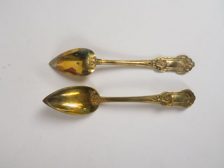 Douze cuillères à café Napoléon III en vermeil, poinçon Minerve. Poids