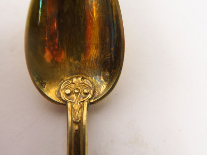 Douze cuillères à café Napoléon III en vermeil, poinçon Minerve. Poids