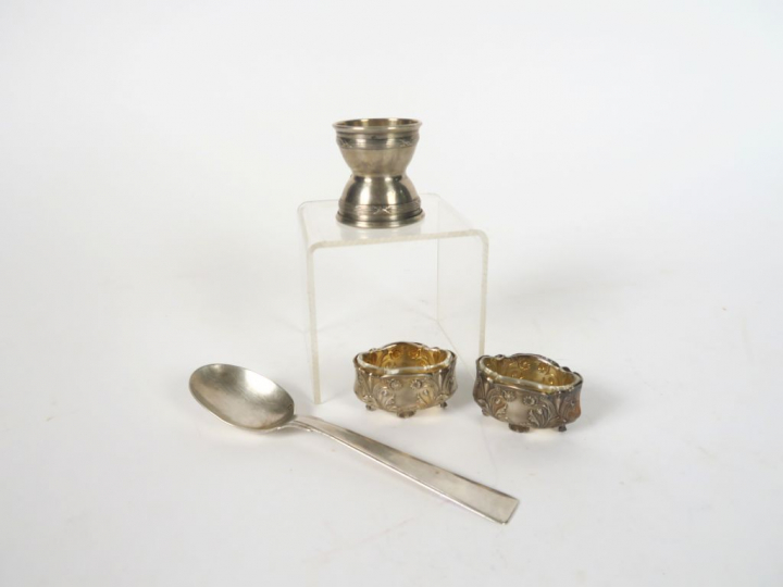 Lot comprenant :  - une paire de salerons  Art Nouveau en argent, poin