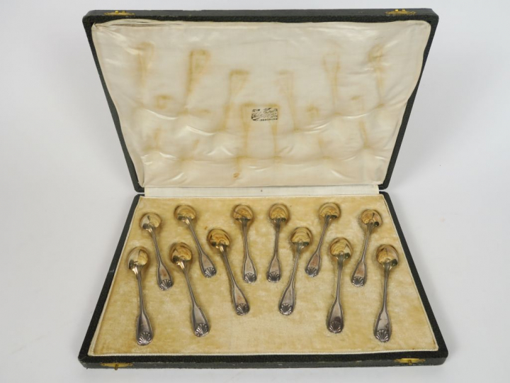 Suite de 12 cuillères à dessert en argent et vermeil, poinçon Minerve,