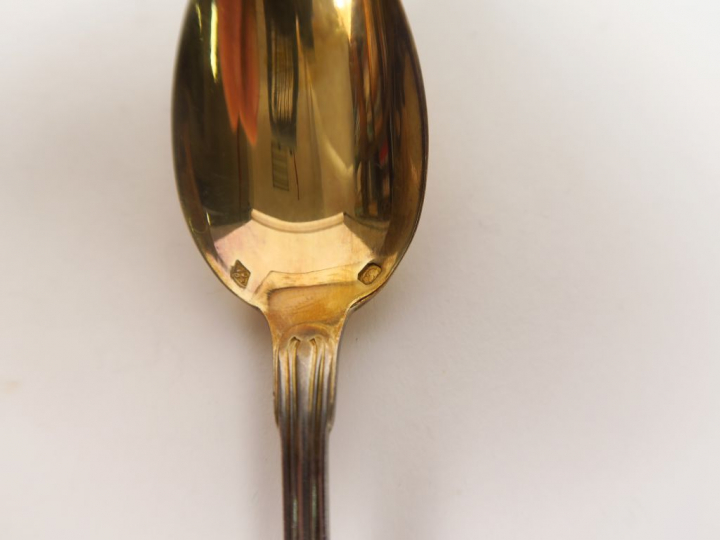 Suite de 12 cuillères à dessert en argent et vermeil, poinçon Minerve,