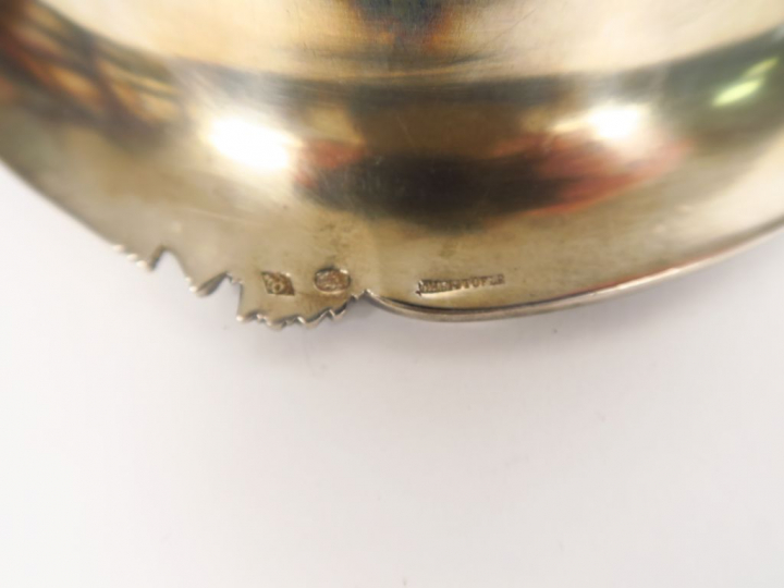 CHRISTOFLE.  Quatre dessous de bouteille de style Louis XV en métal ar