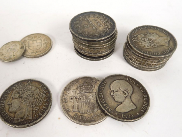 Lot de pièces en argent.  Poids.500 gr  On y joint un lot de pièces di