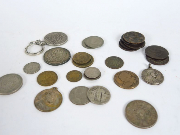 Lot de pièces en argent.  Poids.500 gr  On y joint un lot de pièces di