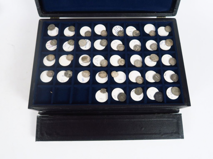 Collection de 96 pièces antiques et de pièces en argent, bronze et mét