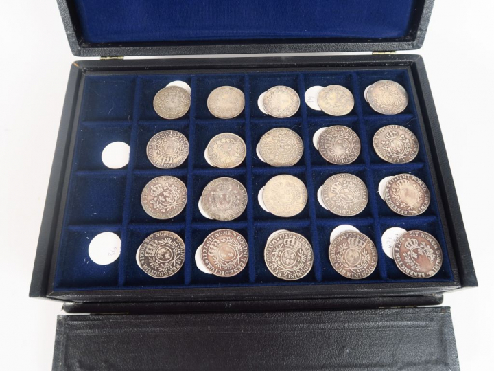 Collection de 96 pièces antiques et de pièces en argent, bronze et mét