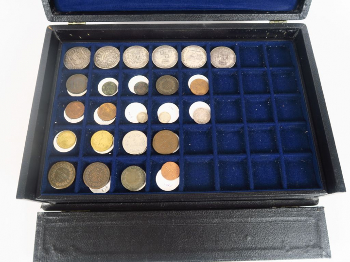 Collection de 96 pièces antiques et de pièces en argent, bronze et mét