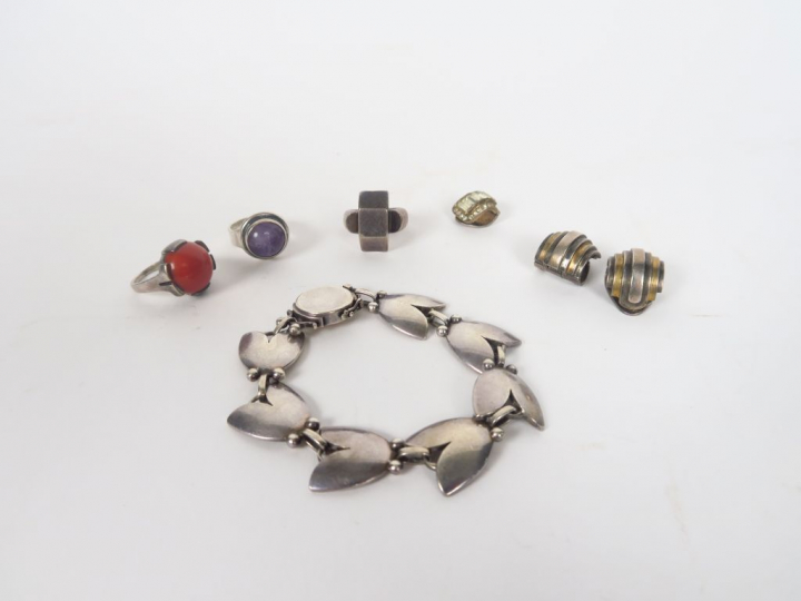 Bracelet en argent à décor de tulipe stylisée, bague de style Art déco