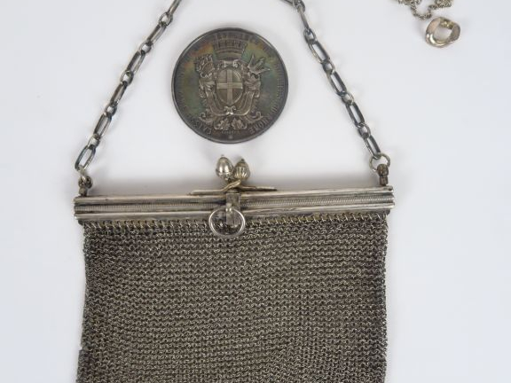 Sac du soir en argent, médaille en argent.  Poids. 190 gr   On y joint