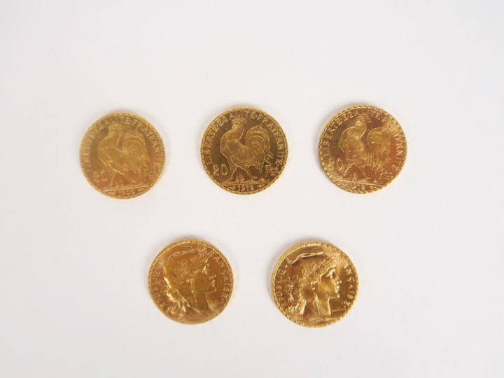 Lot comprenant :  - Deux pièces de 20 Francs or, 1909 - Trois pièces d