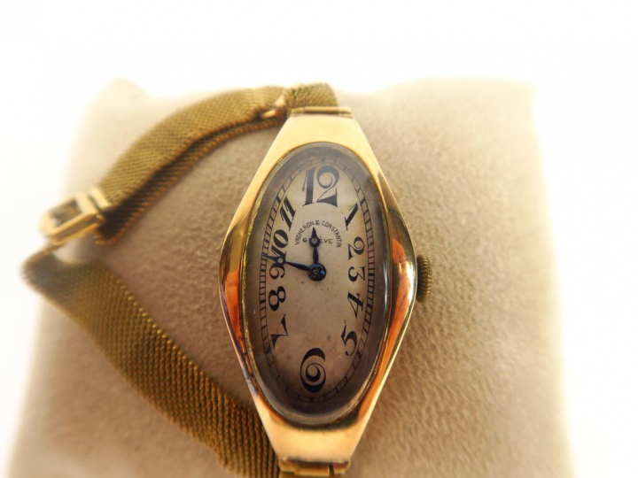 VACHERON CONSTANTIN.  Montre de dame, boitier de forme asymétrique et 