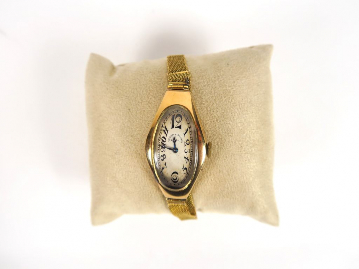 VACHERON CONSTANTIN.  Montre de dame, boitier de forme asymétrique et 